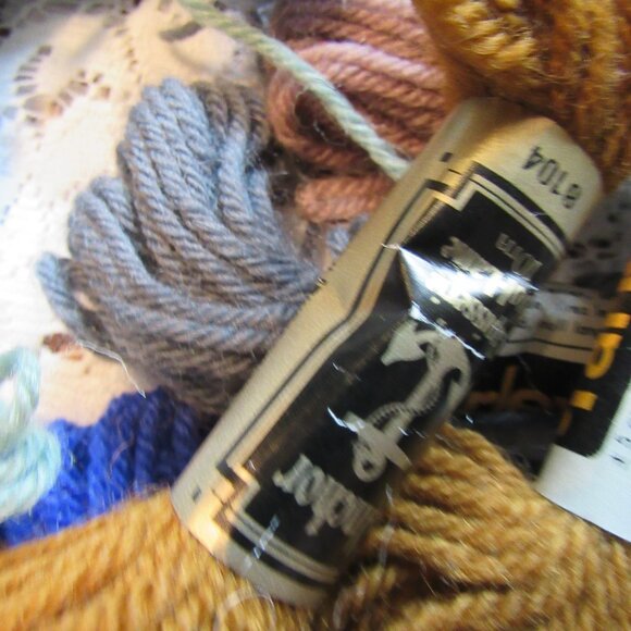 Lot of 40 Tapisserie Wool Yarn small skeins, multicolor.DMC,Anchor,Parley - Picture 2 of 6